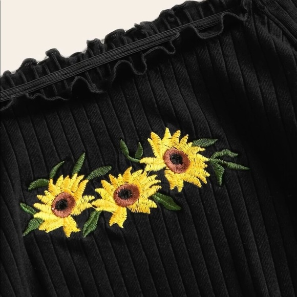 Sunflower embroidered off the shoulder crop top 🤩 - Picture 3 of 4